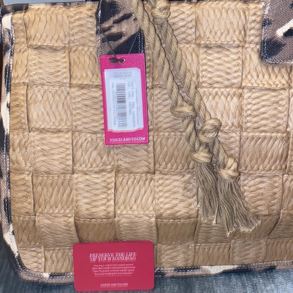 VINCE CAMUTO TOTE. NATURAL CANVAS WITH ANIMAL PRINT DESIGN. NWT 🤩 - Picture 2 of 9